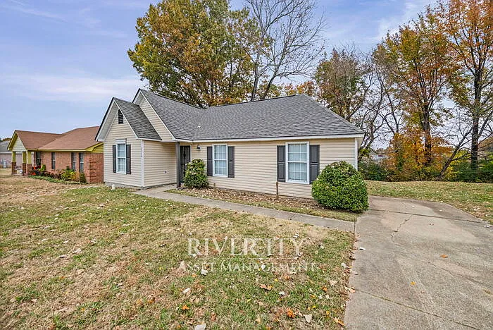 3 bed, 2.0 bath, 1078 sqft, $1,395 — Photo 2