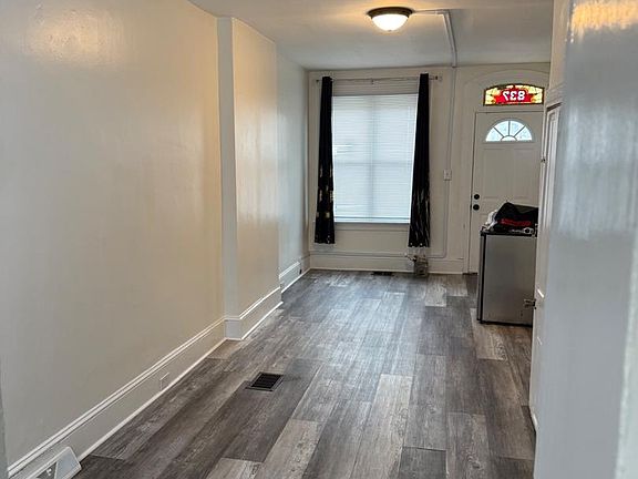 4th image of 837 Locust St