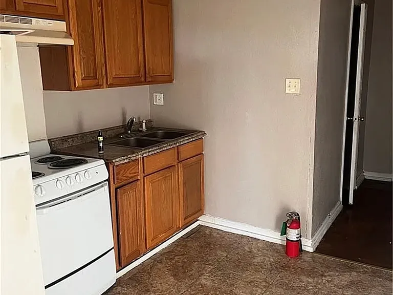 101 N Sarah St — Photo 2