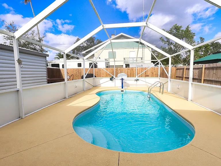 300 Tulip Ln — Photo 30