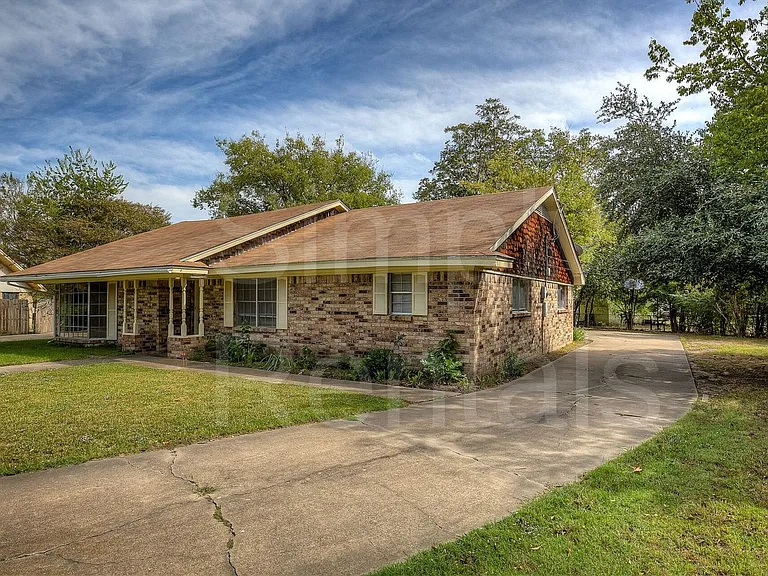 6426 Chapman Dr — Photo 4