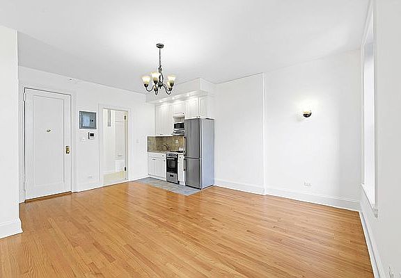 4th image of 141 W 69th St #6