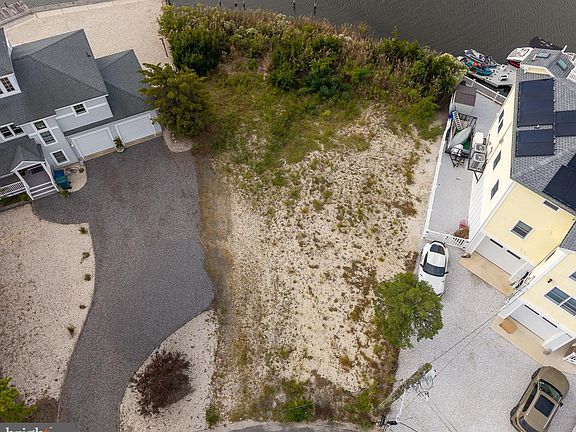 3rd image of 733 Twin Lakes Blvd