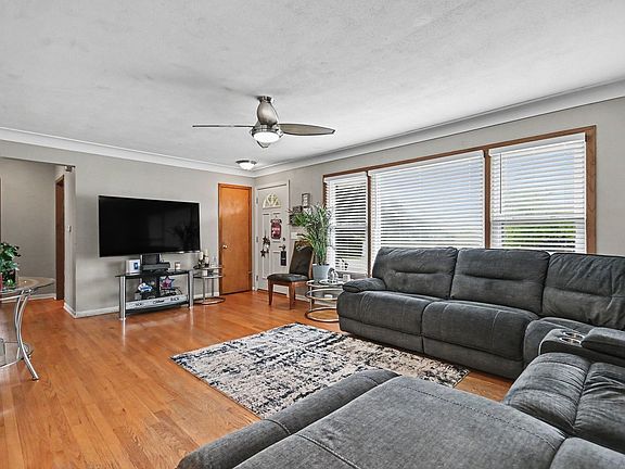 2nd image of 901 Brookwood St