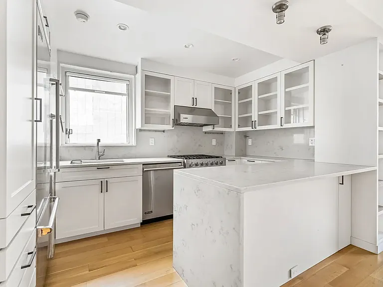 20 E 68th St #11C — Photo 3