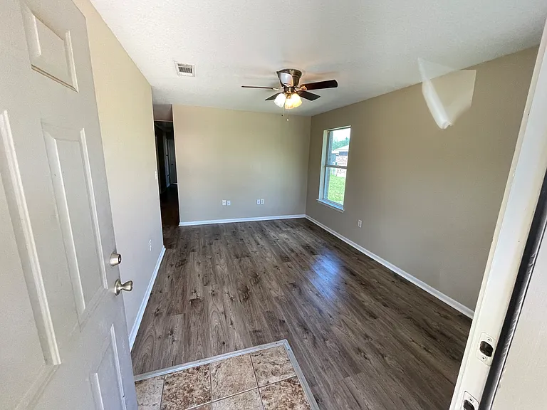 953 W Elm St — Photo 8