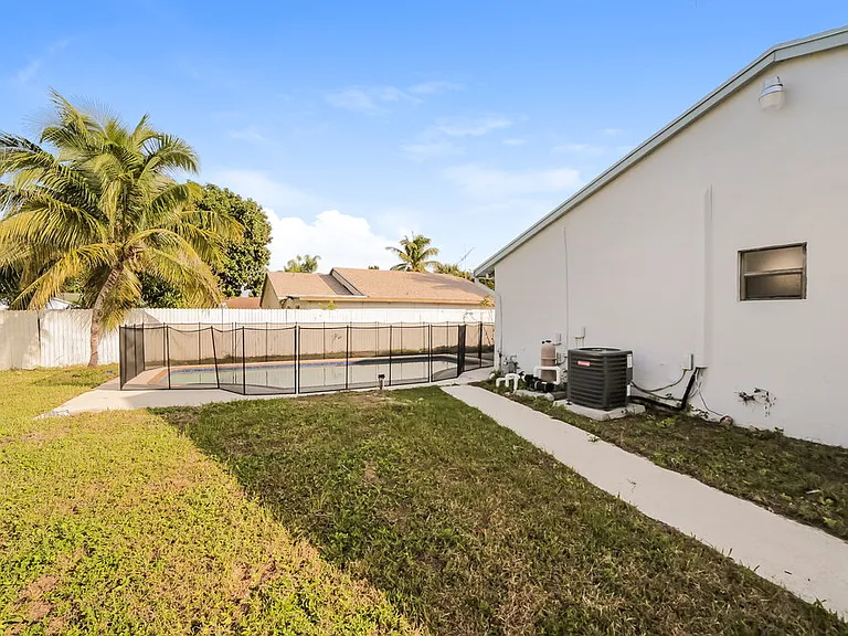 5901 Lincoln Cir W — Photo 14