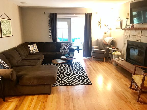 Living room w/ gas fireplace
