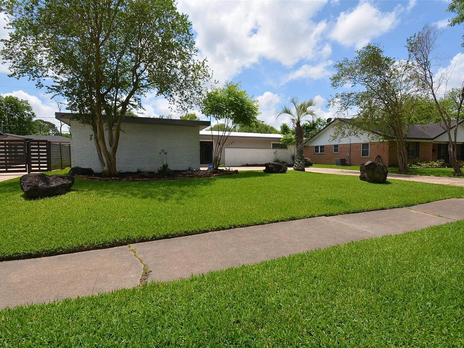 4 bed, 3.5 bath, 2580 sqft, $3,200 — Photo 2
