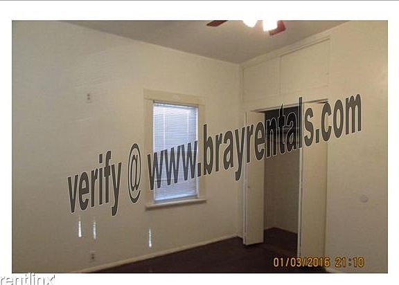 960 Hill Ave bedroom