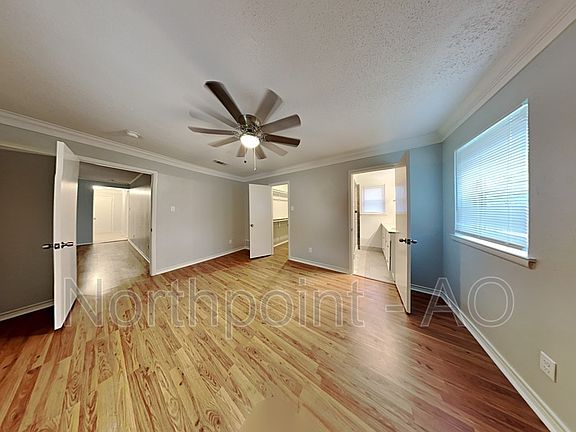 4th image of 1033 Livingston Dr