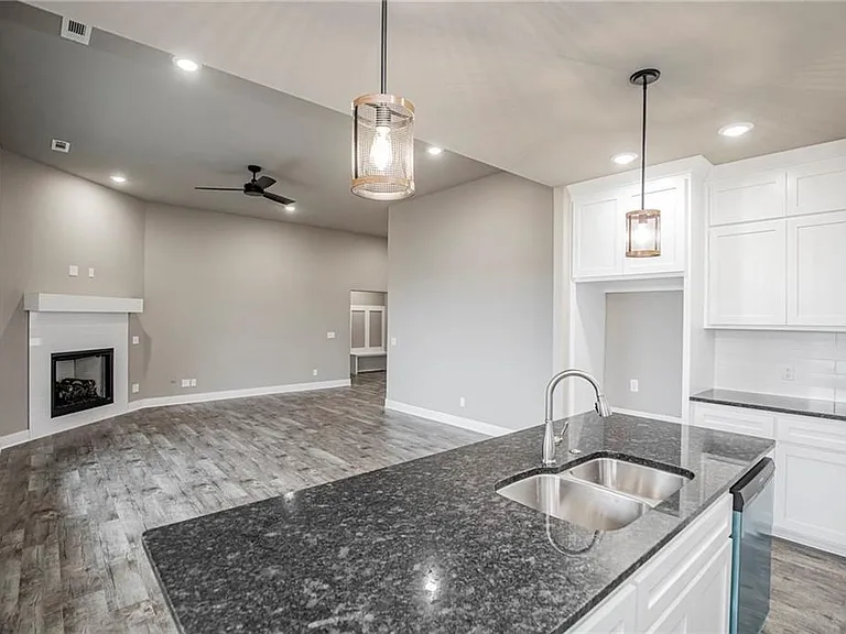 1048 Parker Ln — Photo 10