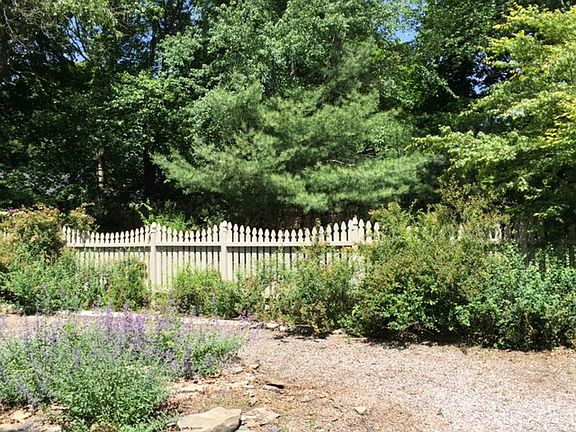 5th image of 158 Yaphank Ave