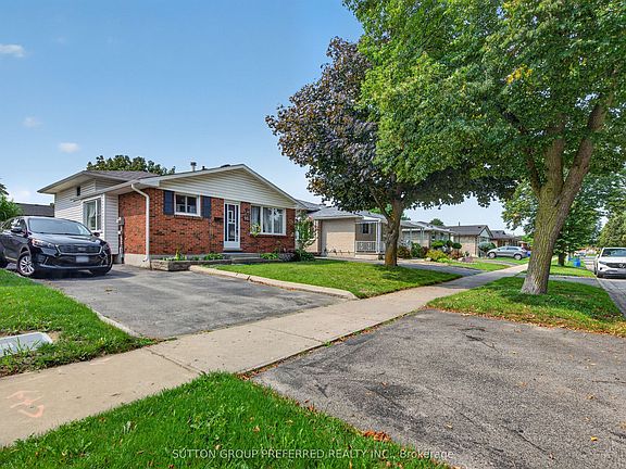 3rd image of 98 Surrey Cres