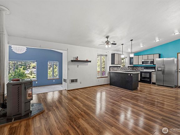 3rd image of 460 Lakeside Drive