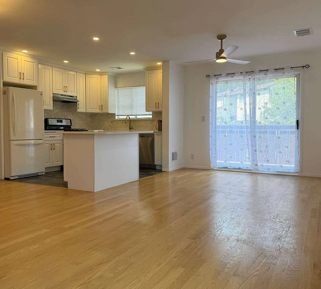 3 bed, 1.5 bath, 1450 sqft, $3,200 — Photo 4