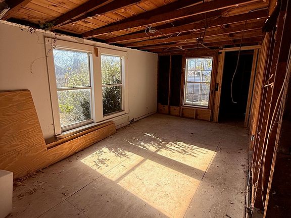 4th image of 714 S Medora St