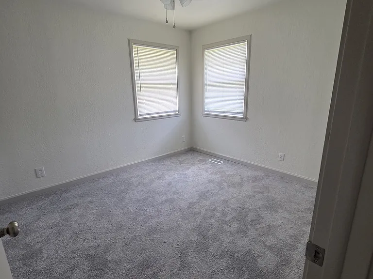 717 E 56th Ave — Photo 16