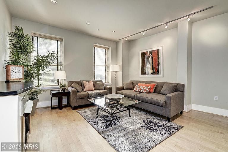 Living Room (1 of 3)
