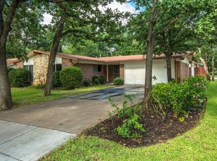 96 Ravenswood Dr, Bedford, TX 76022