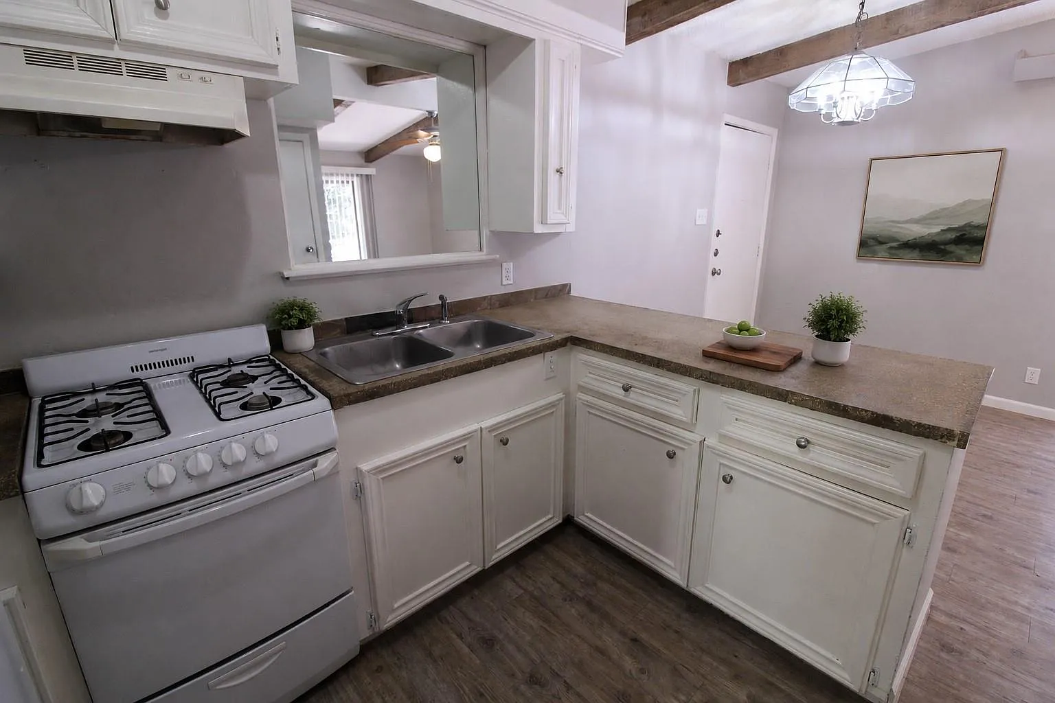 2 bed, 1.0 bath, 735 sqft, $1,400 — Photo 3