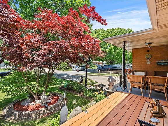 4th image of 33 Meadowbrook Cres
