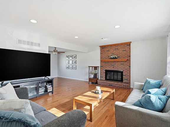 3rd image of 4330 SE 26th Ter