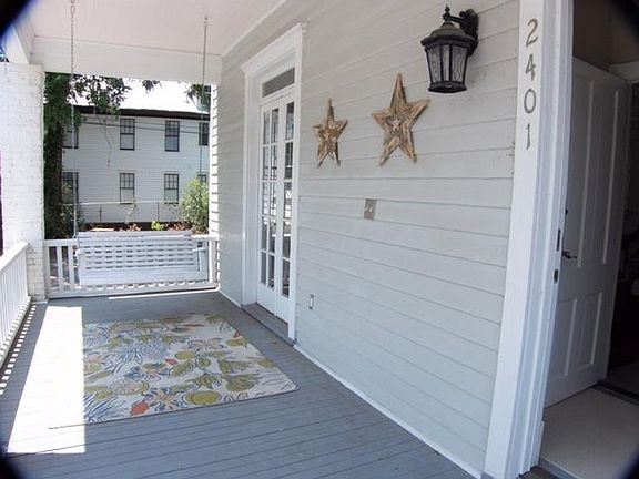 Front porch w/ swing