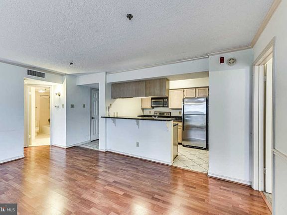 3rd image of 1504 Lincoln Way APT 418