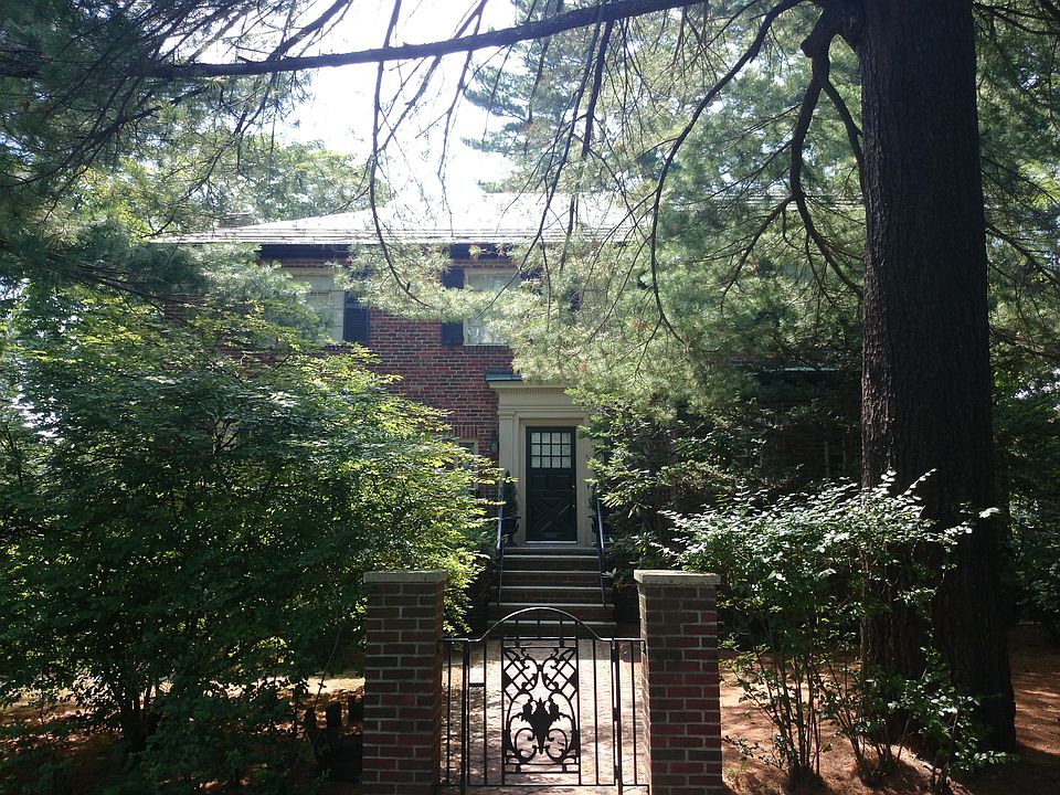 2nd image of 82 Carlton St