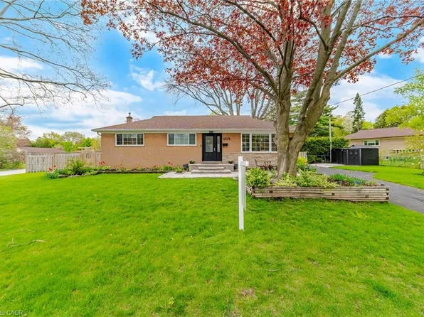 1376 Royal Dr, Burlington, ON L7P 2G9
