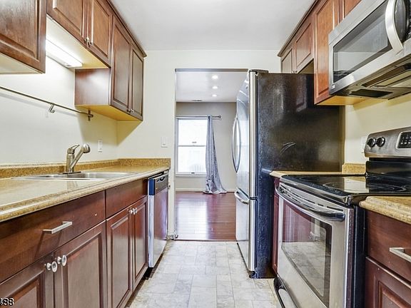 4th image of 664 Irvington Ave APT 13
