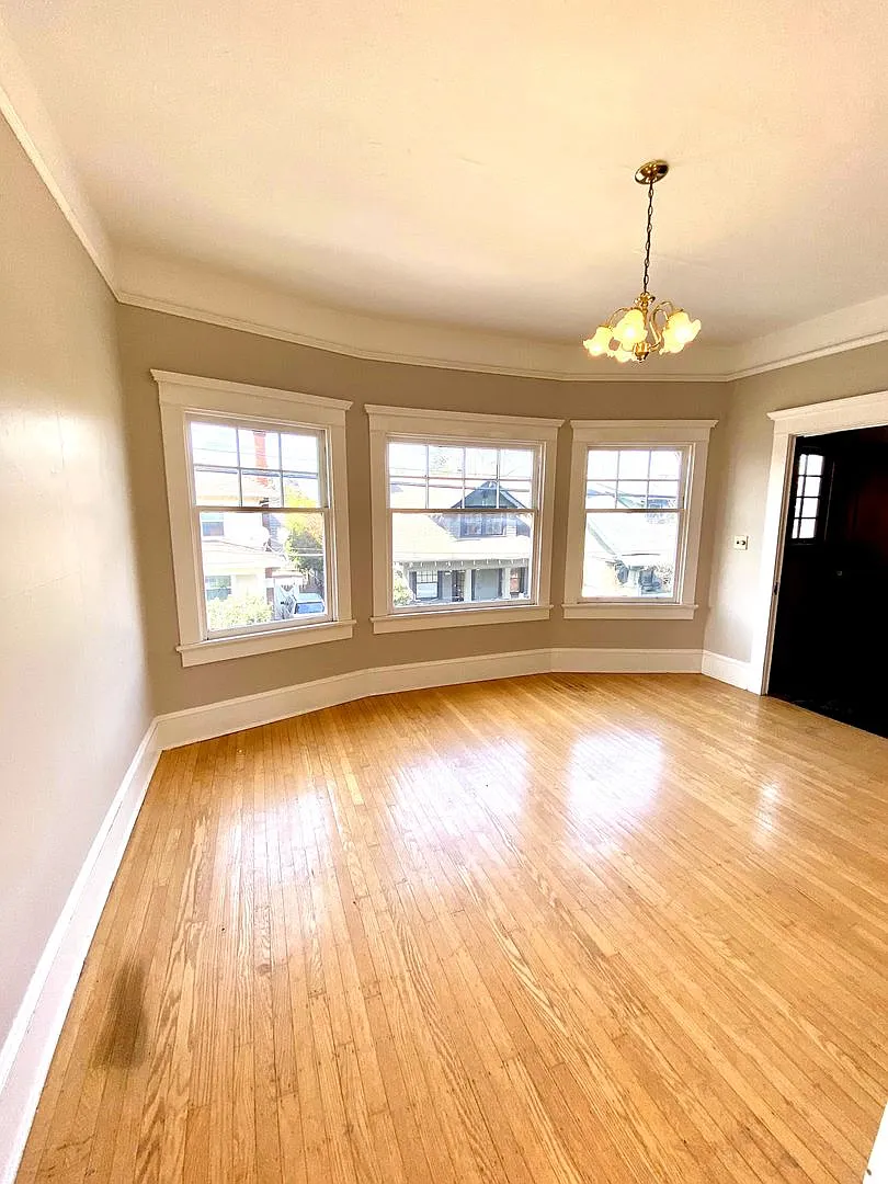 Amazing 2 Room, 1 Bath 2 Story Apt in Hawthorne Area — Photo 4