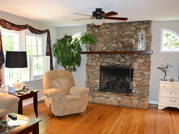 5th image of 202 Sherwood Pl