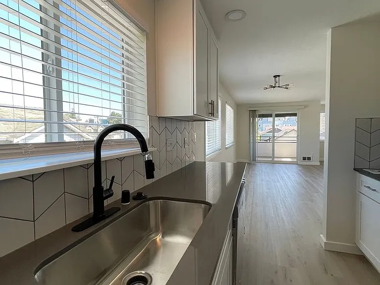 Arie Apartments — Photo 9