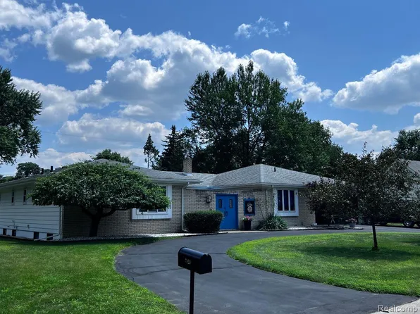 2050 Bogie Dr, Wixom, MI 48393