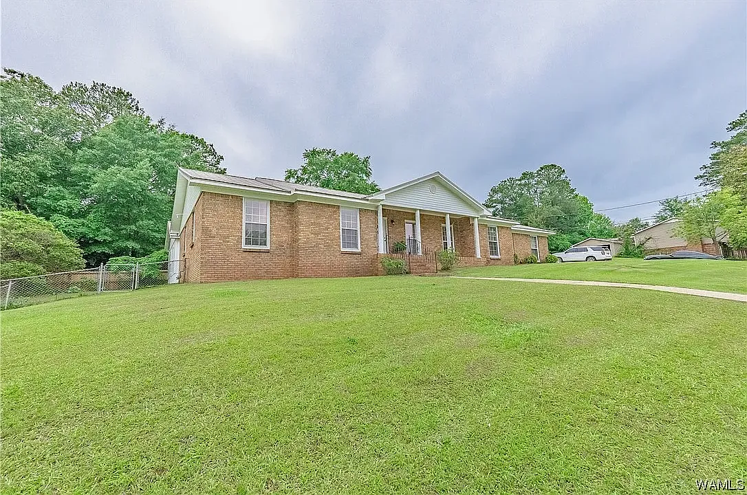 3 bed, 1811 sqft, $1,975 — Photo 2