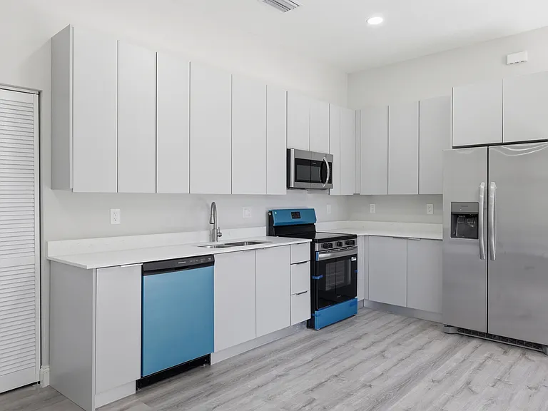 825 Carbon St E — Photo 23