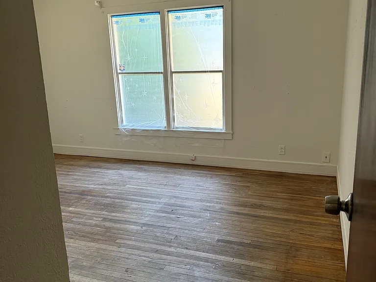 889 Jennings Ave — Photo 9