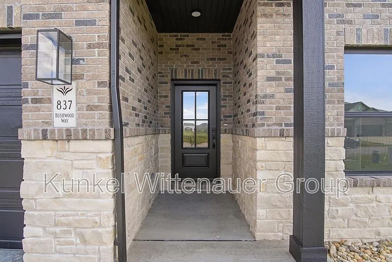 3 bed, 3.0 bath, 2682 sqft, $3,000 — Photo 3