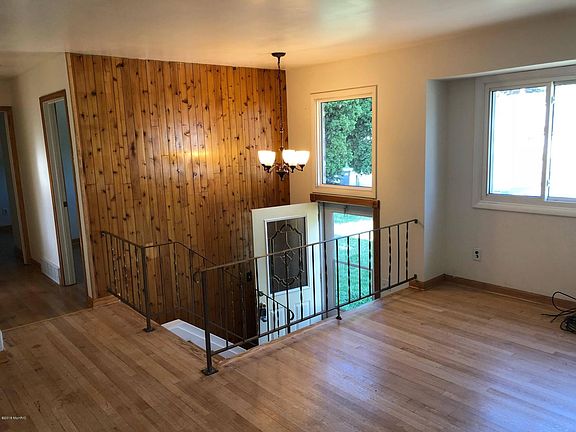 4th image of 318 Greenwood Ct