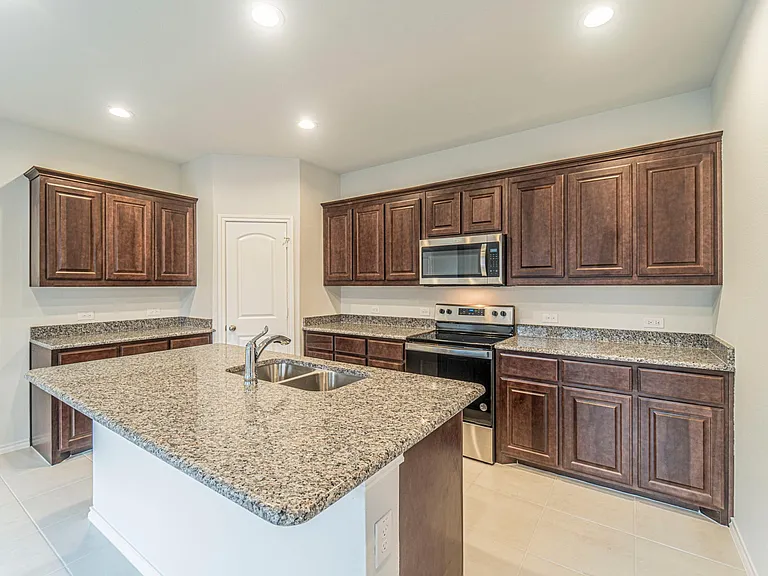 3305 Shortgrass Ln — Photo 7
