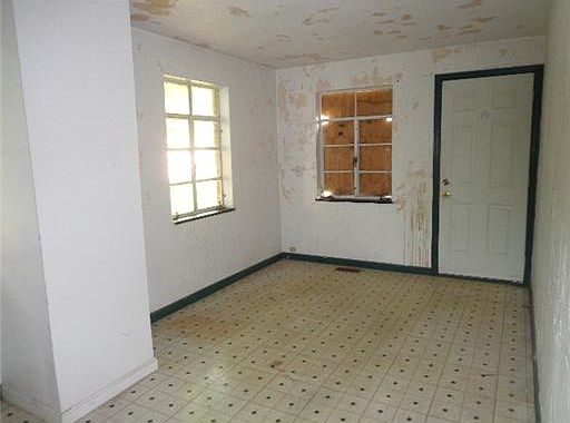 3rd image of 905 Vernon Dr