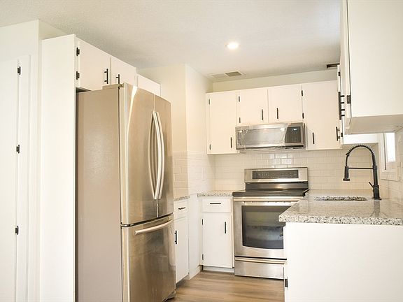 3rd image of 612 Twin Lakes Dr Unit 612