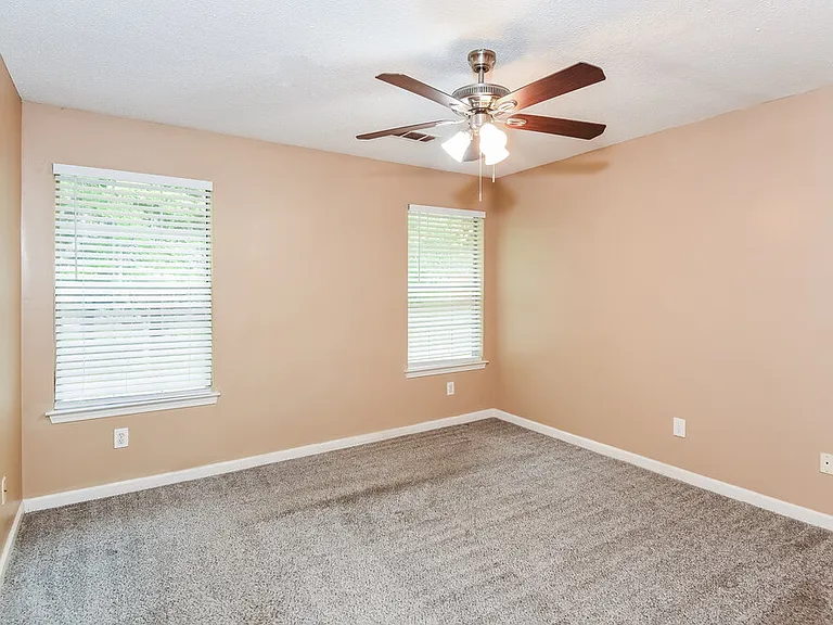 1531 Wembley Dr — Photo 11