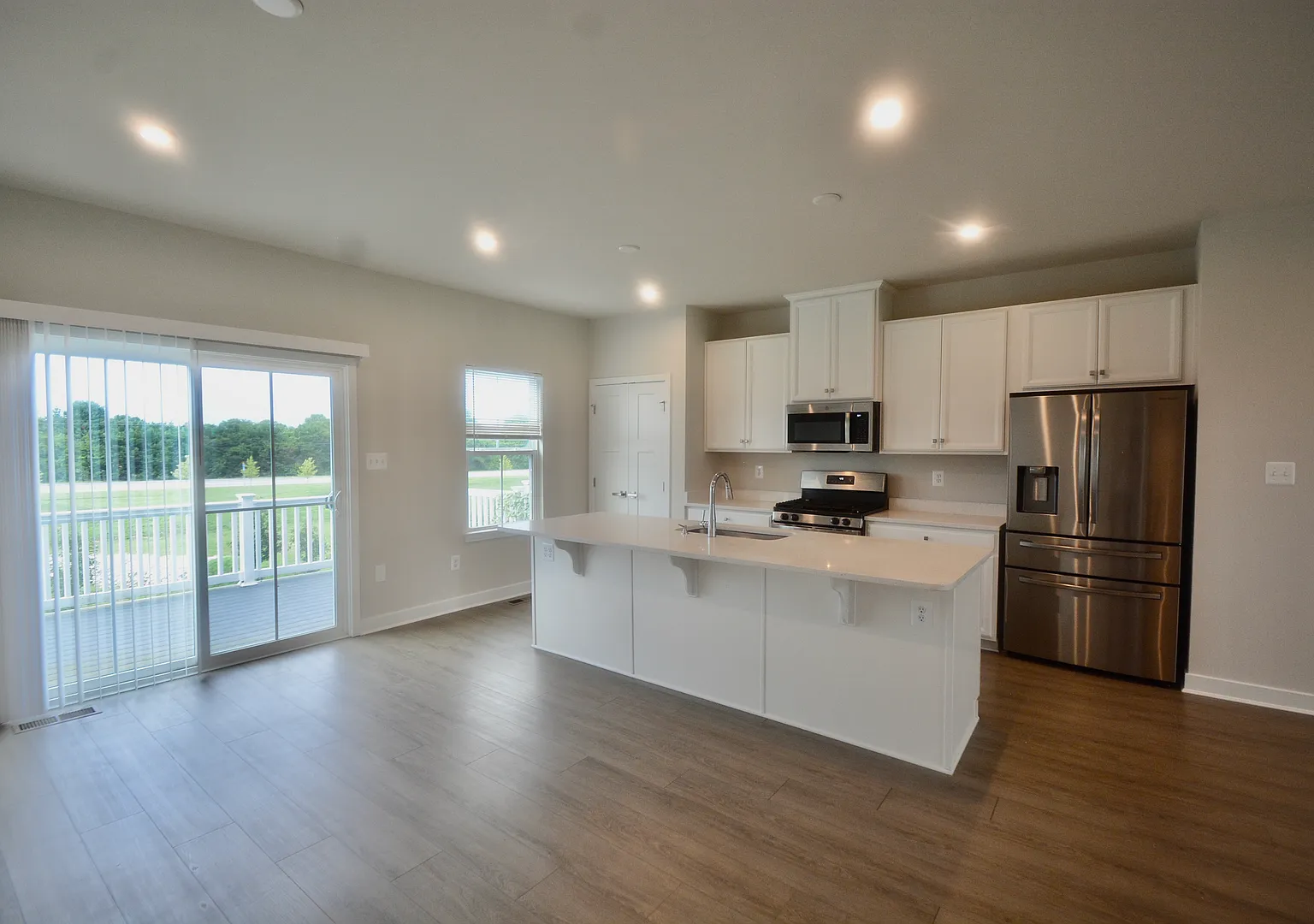 A Beautiful New 3 Bedroom Townhouse — Photo 2