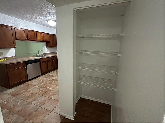 4th image of 913 Seasons Pkwy