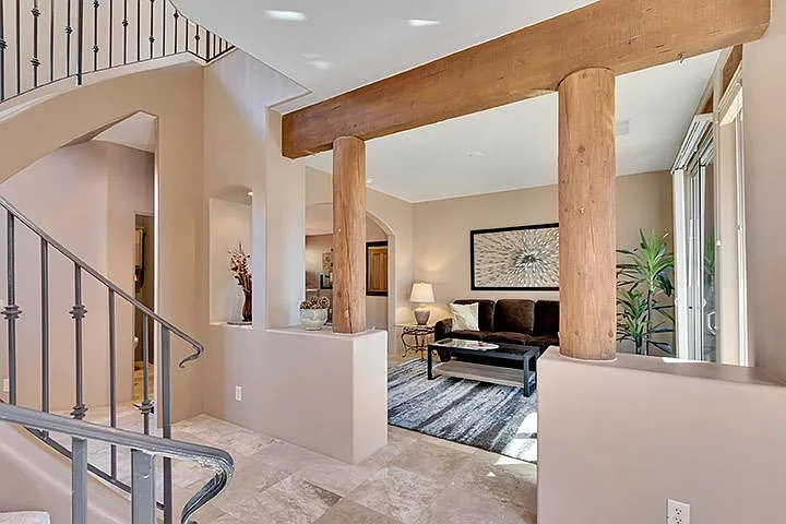 3 bed, 2560 sqft, $5,490 — Photo 3