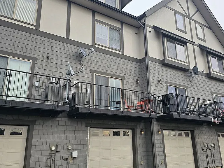 715 NE Oak St #B — Photo 2