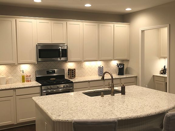5th image of 905 Henderson Dr